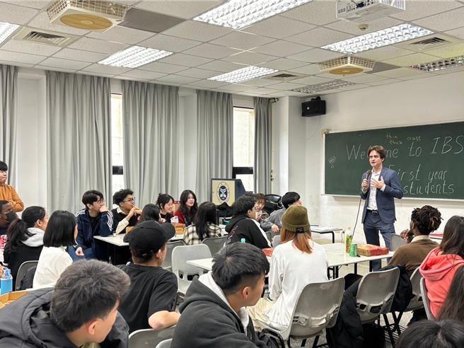 跨越数位边界 ，元智大学人社院英语学士班推创新学程。(元智大学提供／吕筱蝉桃园传真)