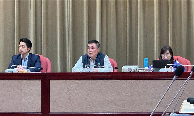 台北市副市长李四川（中）、林奕华（右），近日都被点名是可能参选2026新北市长选战的人选。（丁上程摄）