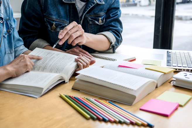 一名男子烦恼，若未来结婚生子，孩子高中考大学，想念护理系或社工系、生物科技系、哲学系该怎么办。（示意图，shutterstock／达志）