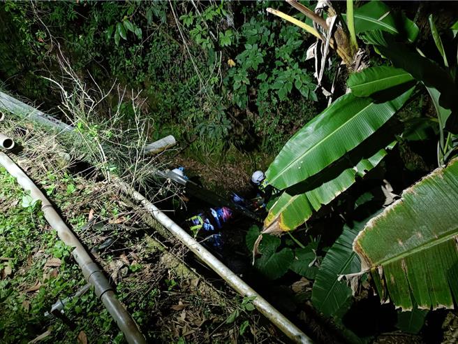 老翁騎機車行經往火葬場產業道路，不慎失控連人帶車摔入溝渠內受困。（讀者提供／謝明俊苗栗傳真）