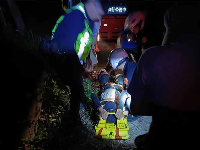 吳姓老翁摔入溝渠順利獲救，所幸僅有些許受傷並無大礙。（讀者提供／謝明俊苗栗傳真）