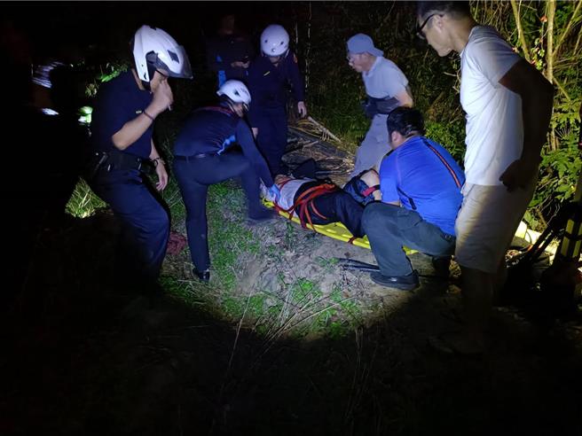 吳姓老翁摔入路旁溝渠內受困，所幸警消趕抵順利救人。（讀者提供／謝明俊苗栗傳真）