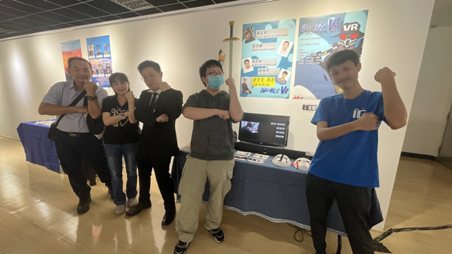 謝旻軒同學（左3）的父母（左2），從花蓮地震災情中趕來桃園為兒子加油打氣。(照片／開南大學提供)