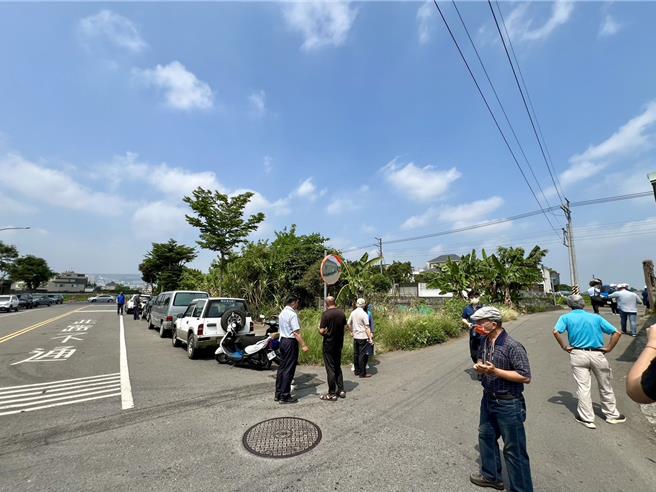 南投市中興新村中學西路是無尾路（左），造成串連中學西路、營中路約4公尺寬便道（右）車流壅塞成交通瓶頸。（楊靜茹攝）