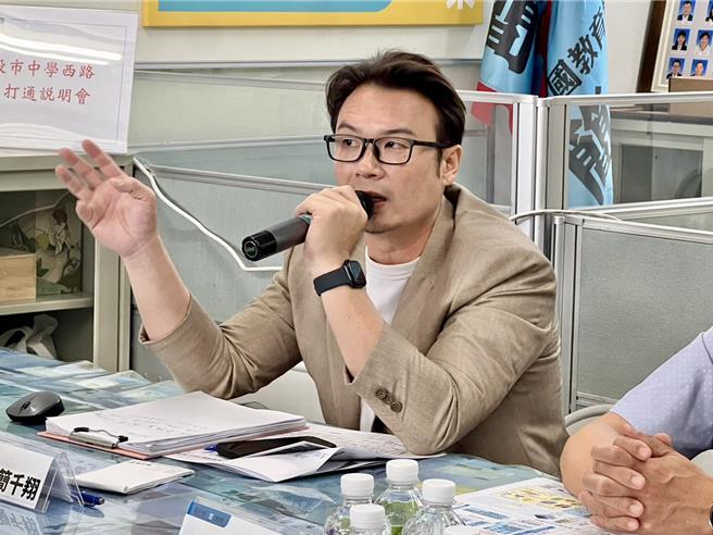 民眾黨南投縣議員簡千翔17日邀縣府工務處等單位召開座談會，為南投中學西路交通亂象提解方。（楊靜茹攝）