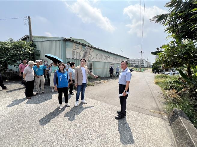 南投縣議員簡千翔建議，中學西路、營中路間4公尺寬便道能擴寬至8公尺雙線道，有助紓解車流。（楊靜茹攝）