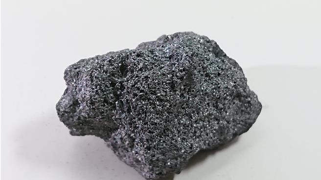 冶金煤須先由煉焦爐製成具足夠強度及粒徑尺寸的焦炭(如圖)後，才能與鐵礦砂一同投入高爐生產鐵水。（中鋼提供）