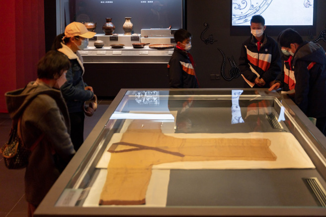 大陆湖南长沙的马王堆汉墓出土2件迄今为止最轻薄的「素纱单衣」，重量只有49克。（图：新华社）