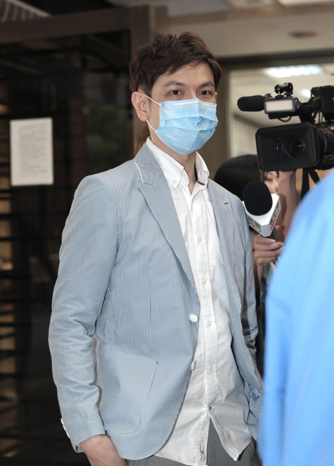 新竹市长高虹安任职立委期间，涉嫌诈领助理费46万，台北地院17日首度传唤高虹安的男友李忠庭（中）以证人身份出席。（郭吉铨摄）