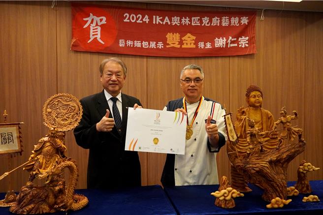 正修科大餐飲管理系老師謝仁宗（右）參加「IKA奧林匹克廚藝競賽」，以「武聖關公」及「孫悟空大鬧天宮」栩栩如生的造型麵包，從67國3000多位選手脫穎而出，一舉奪下「藝術麵包展示」雙金。（正修科大提供／林雅惠高雄傳真）