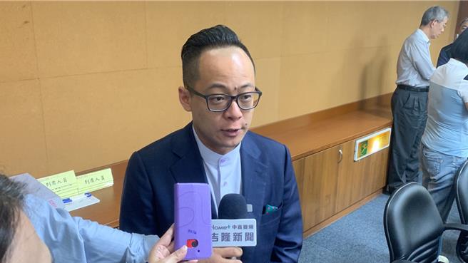 基隆市议会17日上午召开第3次定期会暨第9次临时会预备会，就杨宝桢担任基隆市政府政策大使、垃圾处理飞灰底渣费用等议题应追加说明。议长童子玮表示，将要求市府完整说明，为市民把关。（徐佑升摄）