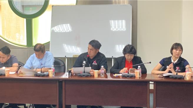基隆市议会17日上午召开第3次定期会暨第9次临时会预备会，民进党市议员施伟政（中）表示，杨宝桢担任基隆市政府政策大使、垃圾处理费用等议题应追加说明。（徐佑升摄）