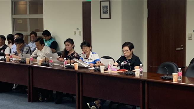 基隆市议会17日上午召开第3次定期会暨第9次临时会预备会，无党籍市议员吕美玲（右二）表示，人士相关任用权隶属于行政，立法可以监督，但应予尊重。（徐佑升摄）