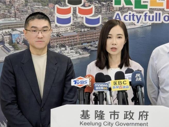 基隆市议会17日上午召开第3次定期会暨第9次临时会预备会，就杨宝桢（右）担任基隆市政府政策大使、垃圾处理飞灰底渣费用等议题应追加说明。（张志康摄）