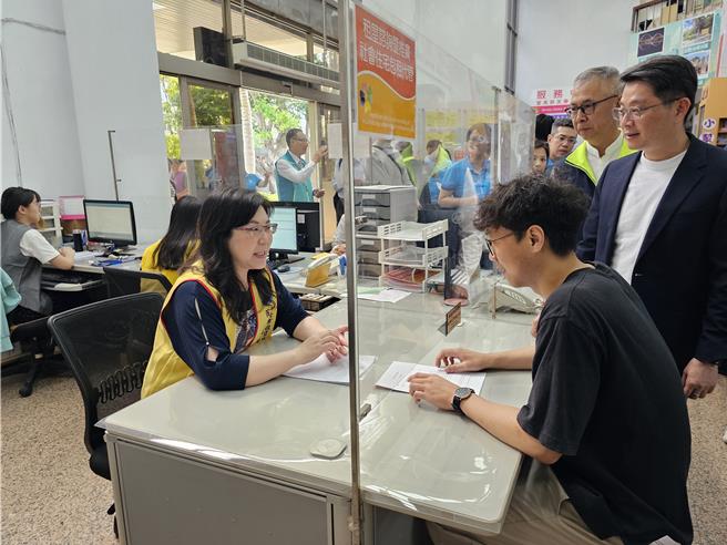 柜台提供租屋、包租代管、租金补贴等各项相关服务谘询。（吕健豪摄）