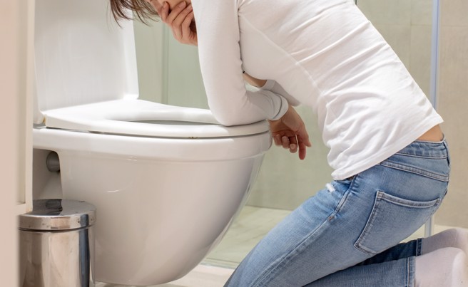 一名女子染諾羅後，不論吃什麼都吐光，就連藥也無法吸收。（示意圖，shutterstock／達志）