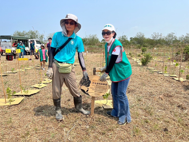 台湾人寿邓贵美副总经理（右）代表立下纪念树牌，为地球永续保险。(图片来源／台湾人寿提供)