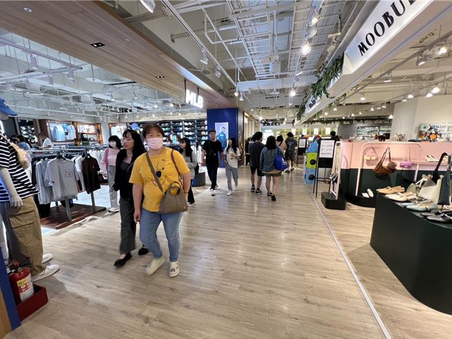 台中市勤美诚品，下午惊传男子泼洒汽油，警方已将犯案男子带回侦讯，厘清犯案原因。（民眾提供／王煌忠台中传真）