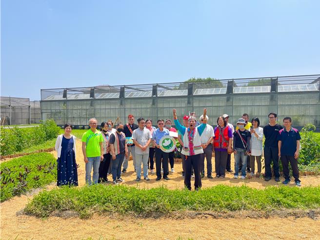 花莲农业改良场致力于保存原住民特有作物种，推广传统农耕与饮食文化，今天带领族人参观原住民作物保种圃。（王志伟摄）