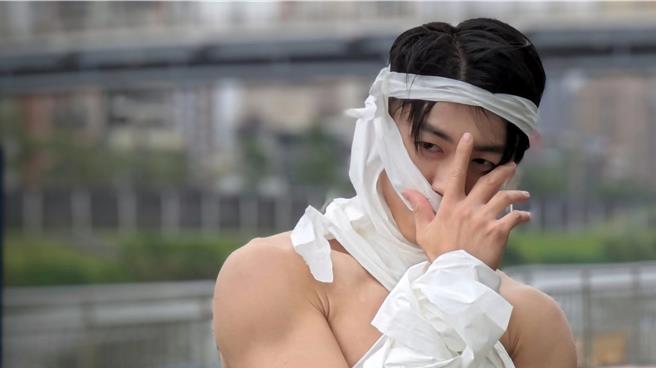 游書庭在寒風中扮演木乃伊，冷風凍得他起雞皮疙瘩。（艾迪昇傳播提供）