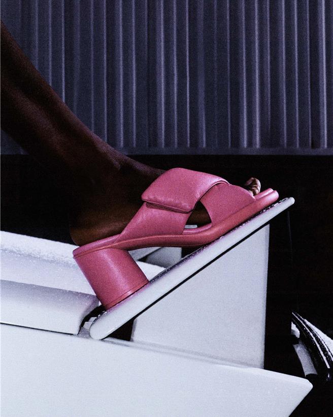 全新 ECCO x NRL 限量联名凉拖鞋系列优雅上市，即使长时间穿着依旧轻松省力。（ECCO提供／朱世凯台北传真）