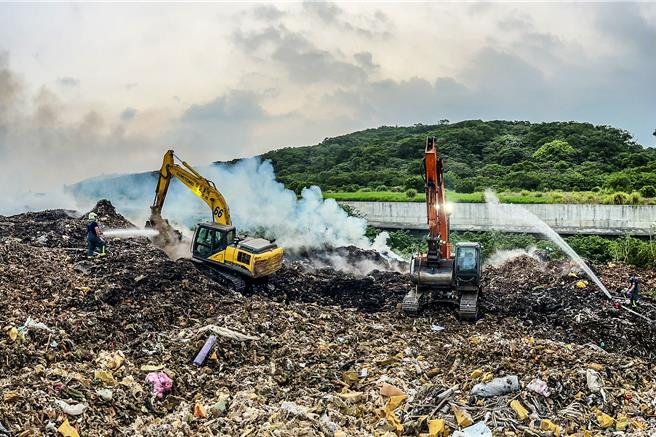 新丰乡垃圾掩埋场17日凌晨3时又发生沼气引发的自燃火警，环保局指日前已发文环保署争取补助经费，由专业团队全天候进驻管理。（新竹县消防局提供／罗浚滨新竹传真）