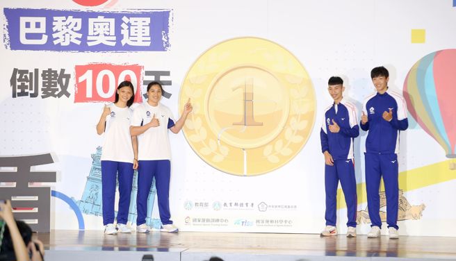 拳击选手吴诗仪（左起）、陈念琴，以及田径选手林昱堂、彭名扬拼上奥运金牌拼图，期待巴黎奥运能有佳绩。（杜宜谙摄）