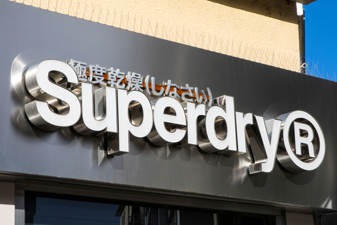 Superdry极度乾燥外套曾是国民品牌，但母公司不敌市场竞争。（图／shutterstock、达志）
