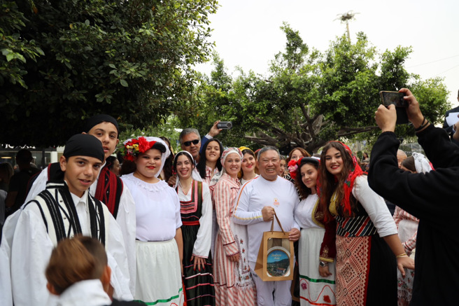 中華奧會主席林鴻道（左3）參與巴黎奧運聖火傳遞，受到希臘小鎮札恰洛居民熱情歡迎。（中華奧會提供）