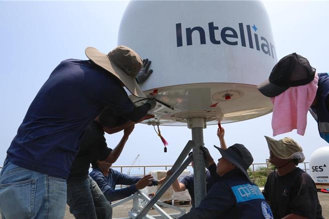 海洋委员会主委管碧玲17日透过脸书感谢数位发展部协助解决太平岛的通讯问题，图为工作人员架设中轨卫星SES mPower系统。（摘自管碧玲脸书／林瑞益高雄传真）