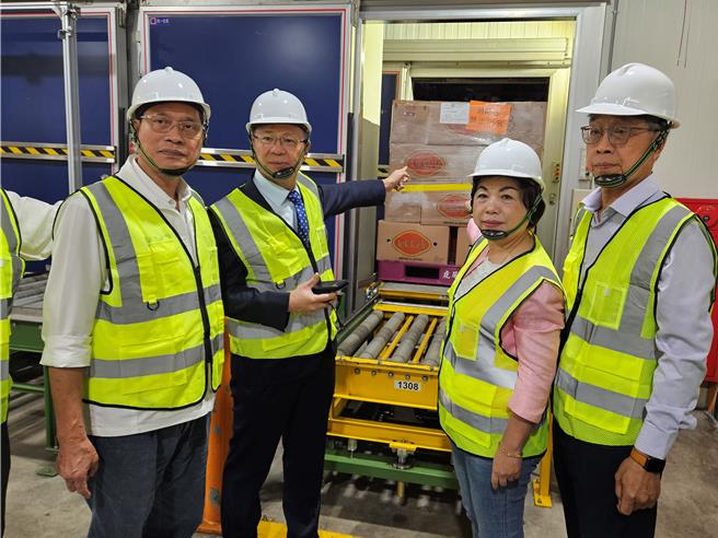 立委杨琼璎（中）怒批错误政策浪费民脂民膏，人民却无能为力。（罗琦文摄）