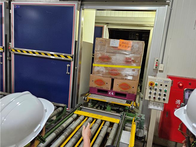 过期蛋保存都有明确封条。（罗琦文摄）