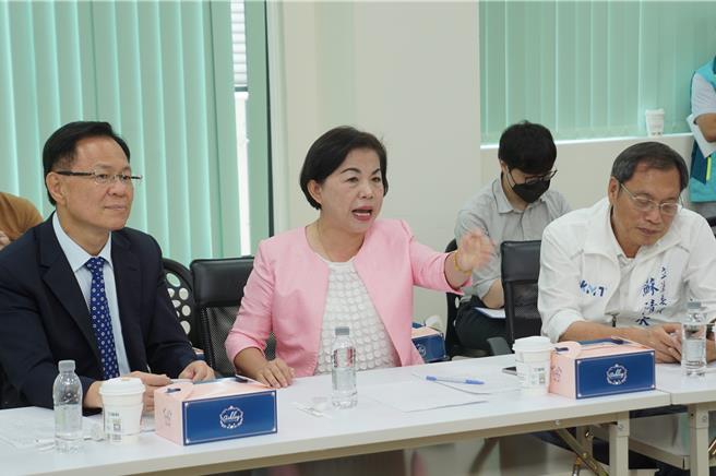 立委杨琼璎（中）怒批错误政策浪费民脂民膏，人民却无能为力。（罗琦文摄）