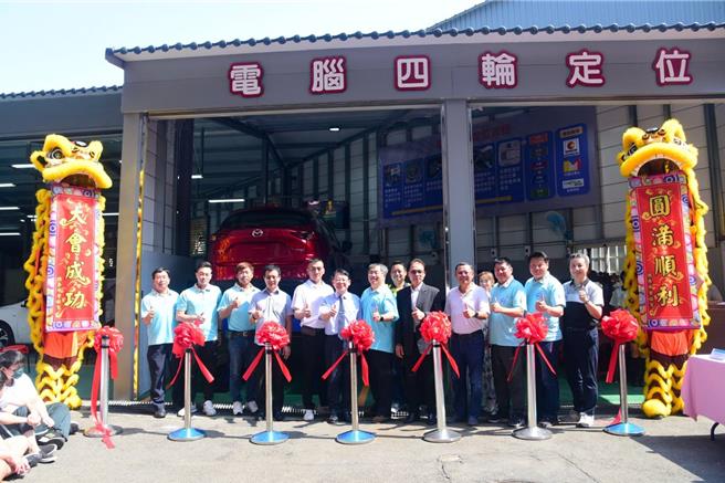 旭益、驰加镒锠、利捷、嘉得等4家企业老板，分别捐赠电脑四轮定位机、平台式顶车机等设备给侨泰高中汽车科，17日办理捐赠剪彩仪式。（侨泰高中提供／冯惠宜台中传真）