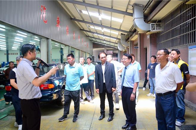 侨泰高中校长温顺德引领捐赠厂商与来宾参观汽车科实习设备。（侨泰高中提供／冯惠宜台中传真）