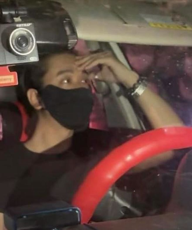 老公在车上无动于衷。（翻自Khánh Hòa 24H脸书） 