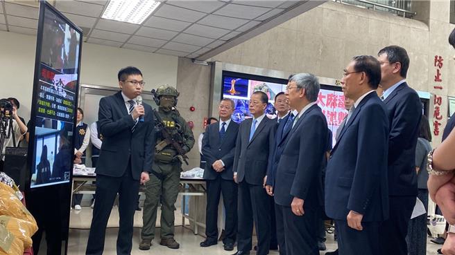 基隆地检署侦办运毒集团在基隆港利用港区员工走私大麻案，共查扣323袋第二级毒品大麻，市值3.2亿元，将陈某等8名被告提起公诉。图为承办检察官李国玮（左一）向行政院长陈建仁（右二）报告。（基隆地检署提供／徐佑升基隆传真）