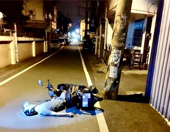 李姓男子酒后骑机车，一路摇摇晃晃，骑到埔里镇兰阳街失控擦撞路边电线杆倒地呼呼大睡。（民眾提供／杨静茹南投传真）