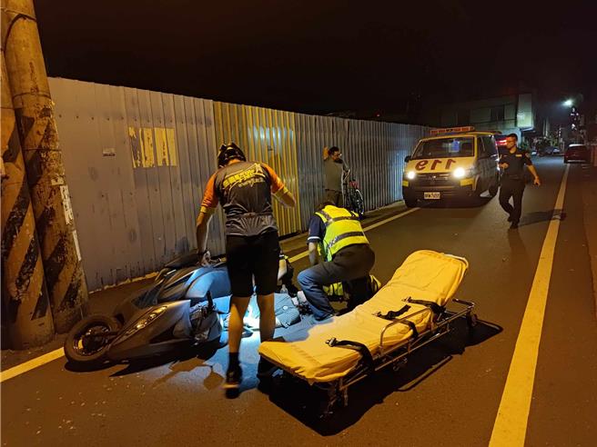 警消获将骑车自摔的李姓男子送医，仅四肢多处擦伤，并无大碍，每公升呼气酒测值高达1.42毫克。（民眾提供／杨静茹南投传真）