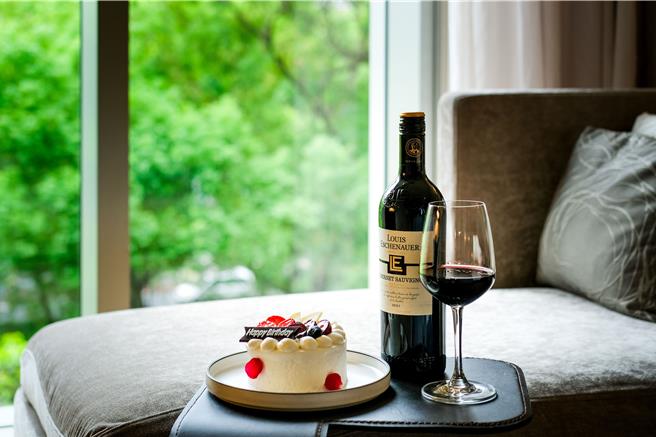 慕軒飯店10週年「好名好日免費住｣ 專案，旅客生日為4月17日且名字與「慕軒｣同字，生日當天入住即享免費住1晚，加贈生日蛋糕1份。(國泰飯店觀光事業提供)