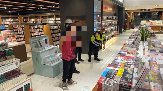 台中市勤美诚品下午惊传泼洒汽油案，警方到场逮捕24岁王姓男子。（民眾提供／王煌忠台中传真）