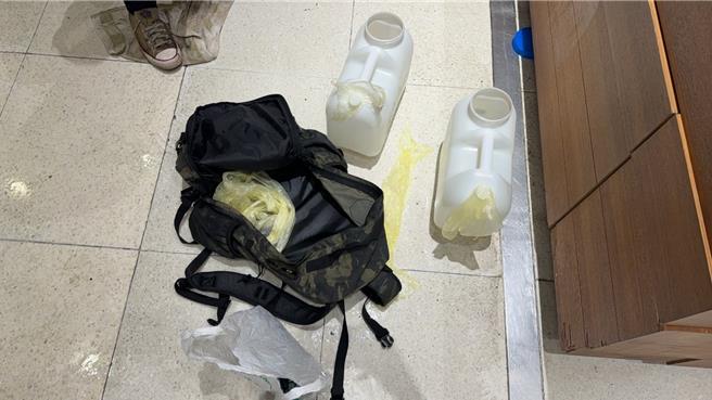 警方查扣王男携带的2桶10公升汽油及打火机等犯案工具。（民眾提供／王煌忠台中传真）