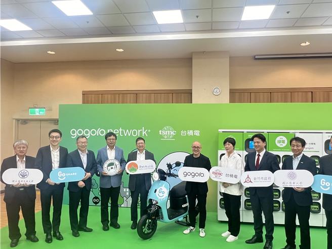 竹科管理局长王永壮（左四）与新竹县长杨文科（左）、新竹市副市长邱臣远（右三）17日共同宣布「智慧电动机车共享服务」将在大新竹上线，同时启用全台首创「绿电GoStation电池交换站」。（陈育贤摄）