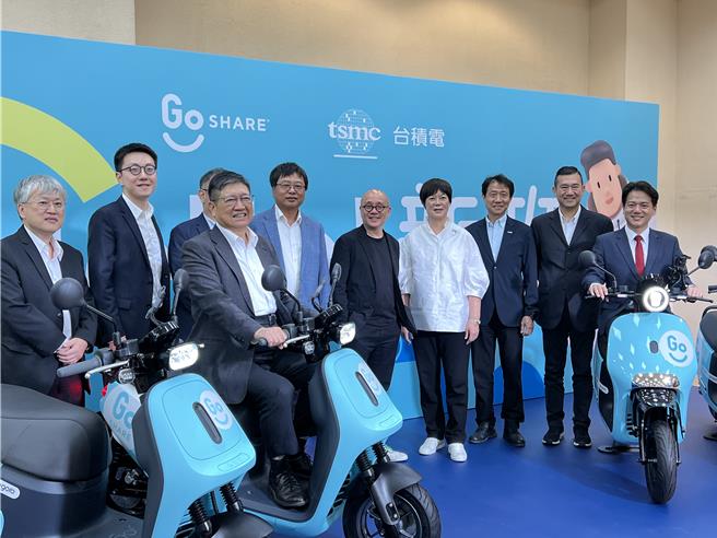 「智慧电动机车共享服务」17日起在大新竹上线，全台首创「绿电GoStation电池交换站」也正式启用。（陈育贤摄）