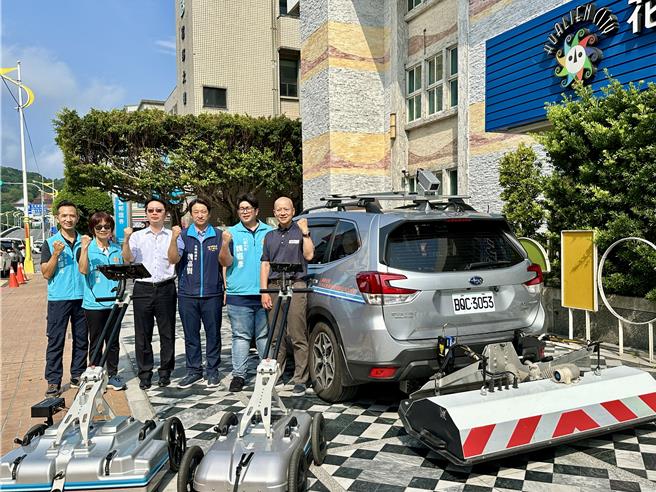 日本GEO SEARCH株式会社由社长雑贺正嗣带领技术团队人员，包含来自日本的工程师冈村雅俊，以及台湾分公司巨设地工透视科技公司工程师朱钊立、日陞空间资讯公司总经理游勋乔和现场工程师徐俊弘等人，协助探测花莲市道路体检，市长魏嘉彦、前市长魏嘉贤感谢「情义相挺」。（王志伟摄）