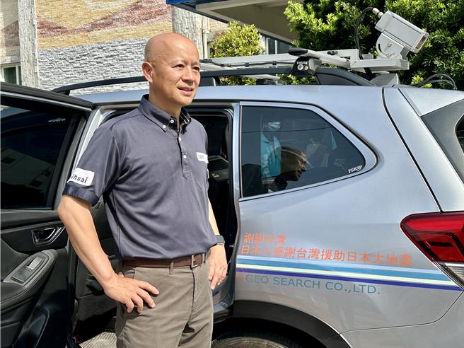 路面下坑洞探查车、车身贴有「谢谢台湾，日本人感谢台湾援助日本大地震」，字样，雑贺正嗣社长说，日本能登半岛发生大地震，感谢台湾大量的资源相挺。（王志伟摄）