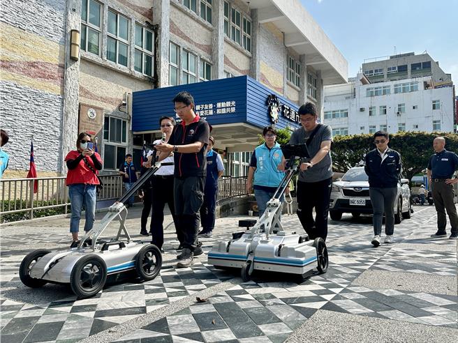 透地雷达技术广泛运用在道路检测，日本GEO SEARCH株式会社带来技术，为帮助花莲在0403地震后确认道路安全无虞。（王志伟摄）