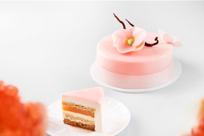 「SS Pâtisserie夏・精品甜点」则应景推出母亲节蛋糕，早鸟预购享88折优惠。（柯宗纬翻摄）