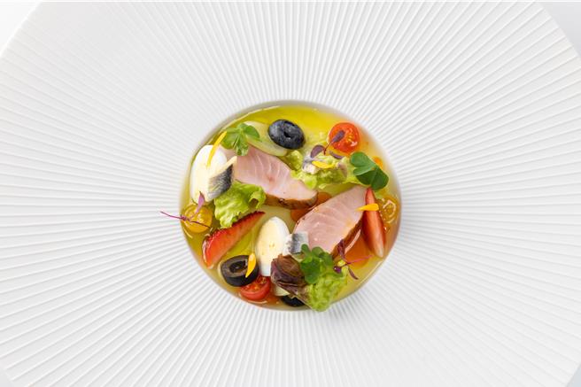 鰆鱼 ／ 番茄 ／ 橄榄以尼斯沙拉为概念，选用的鰆鱼(土魠鱼)，其命名本身就有春天的意涵。（柯宗纬翻摄）