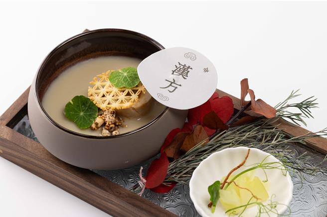 鸡汤 ／ 米香 ／ 谷 (午餐) 以韩式鸡汤为概念，将白米打成米浆，加入人蔘细火慢炖，乳白色的汤头，为乍暖还寒的春季提供温补滋养。（柯宗纬翻摄）